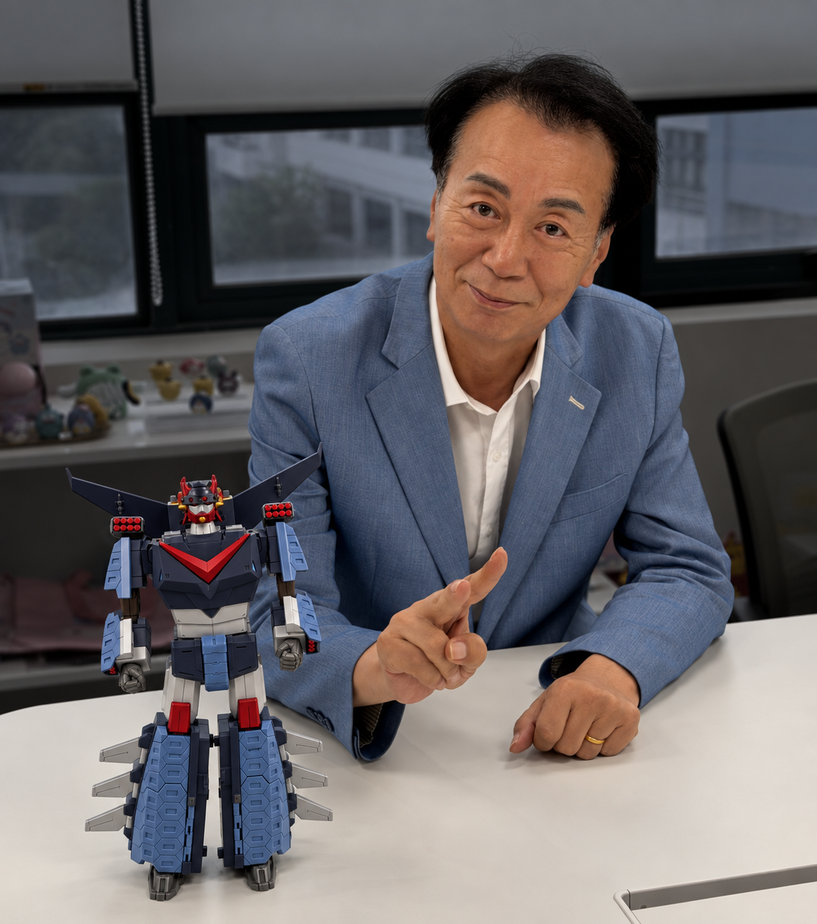 태권V 모형과 함께한 (주)올림포스 이수동 대표